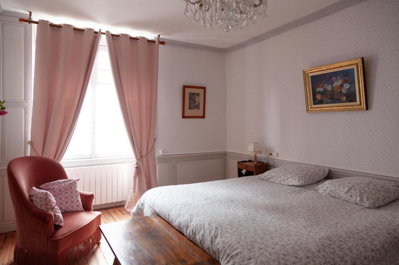 Les Chambres Fleuries Saint-Benoît-du-Sault エクステリア 写真